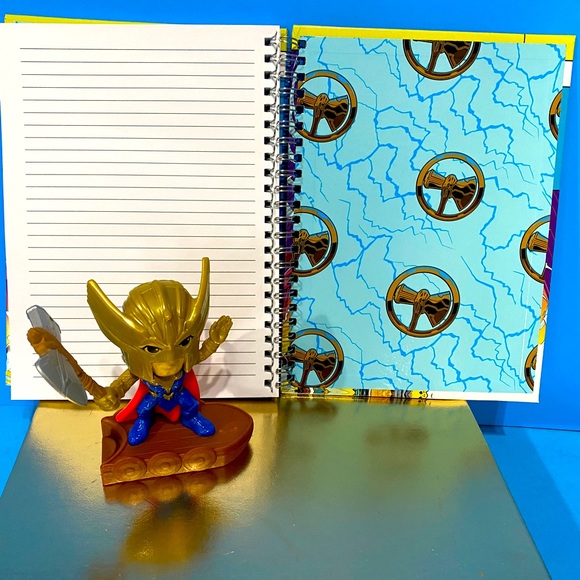 MARVEL STUDIOS THOR LOVE AND THUNDER BUNDLE 2022 MCDONALD’S #5 TOY & NOTEBOOK - Picture 7 of 8